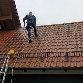 Dachreinigung von einem Privathaus durch Gebäudereinigung Tokos aus Landau an der Isar