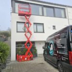 Fensterputzen mit Scherenarbeitsbühne