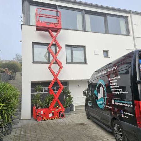 Fensterputzen mit Scherenarbeitsbühne