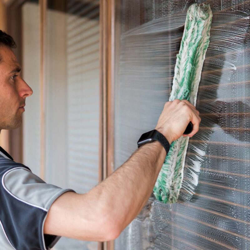 Fensterputzer der Gebäudereinigung Tokos