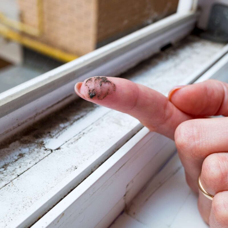 Fensterputzer reinigt Glas und Fensterrahmen
