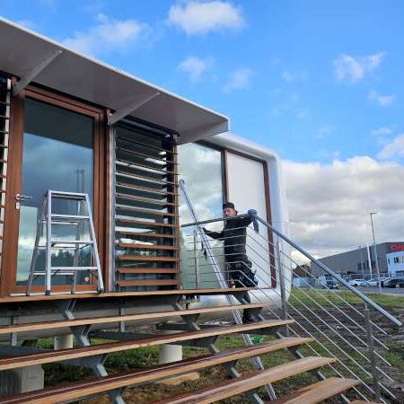 Fensterputzer reinigt Loft Cube in Auerbach Oberpfalz