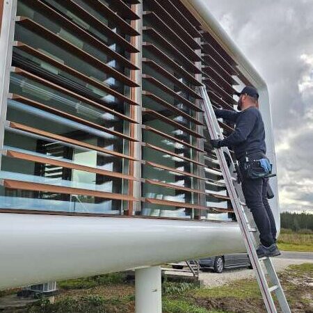 Fensterputzer reinigt die Luver am Loft Cube in Auerbach Oberpfalz