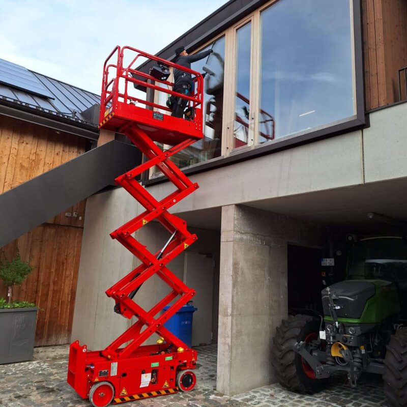 Fensterputzer reinigt feststehendes Fenster im Privathaushaushalt
