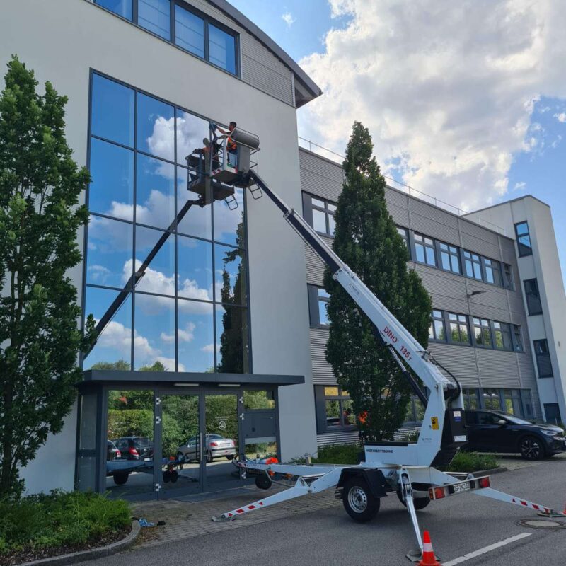 Fensterreinigung einer Glasfassade mit Steiger
