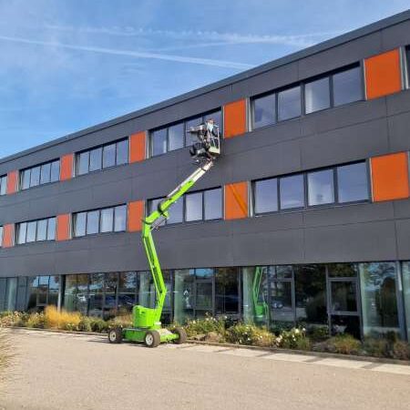 Gebäudereinigung Tokos aus Landau an der Isar bei der Fensterreinigung mit Steiger