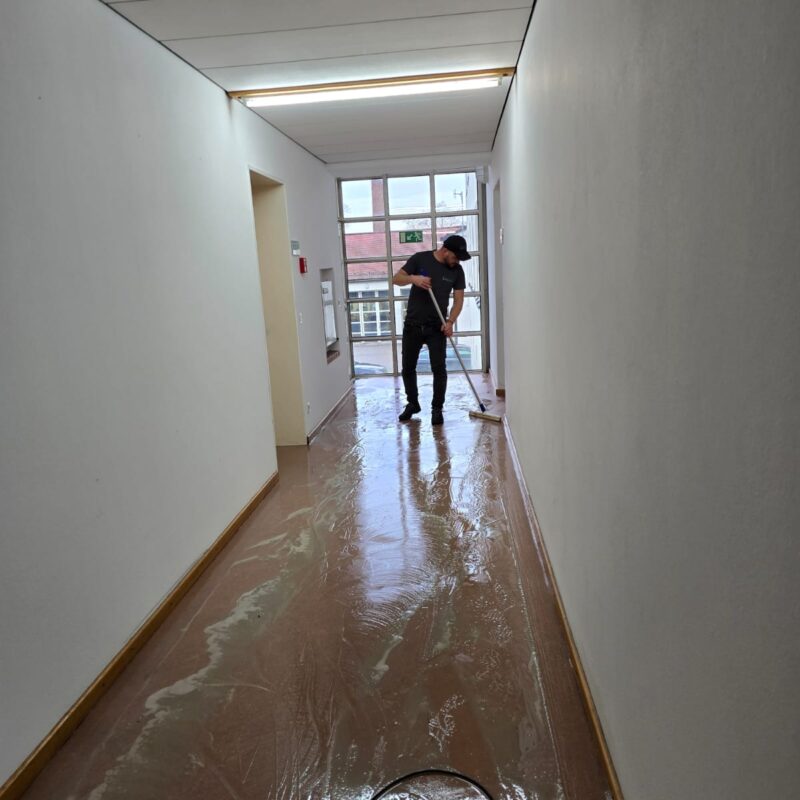 Gebäudereinigung Tokos - Grundreinigung und Einpflegen von Hartböden