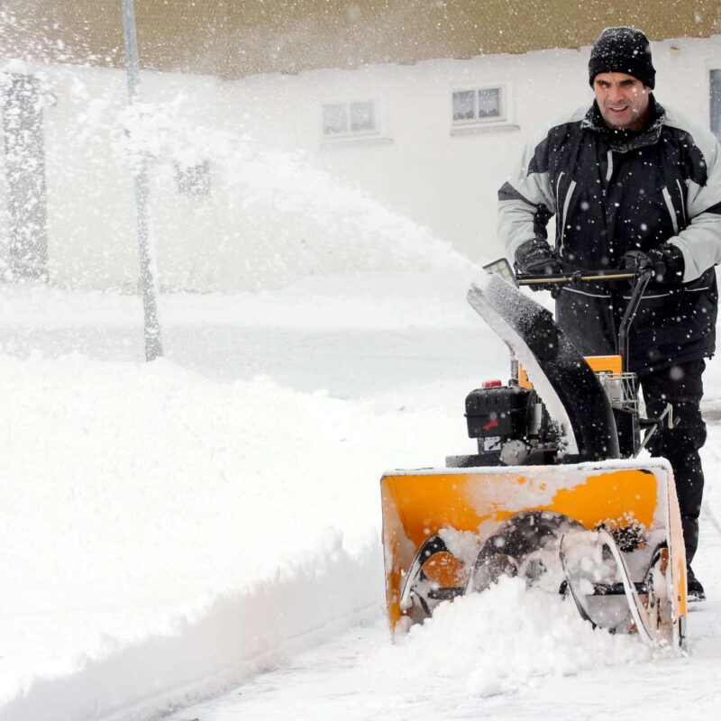 Gebäudereinigung Tokos beim Winterdienst Gehwege