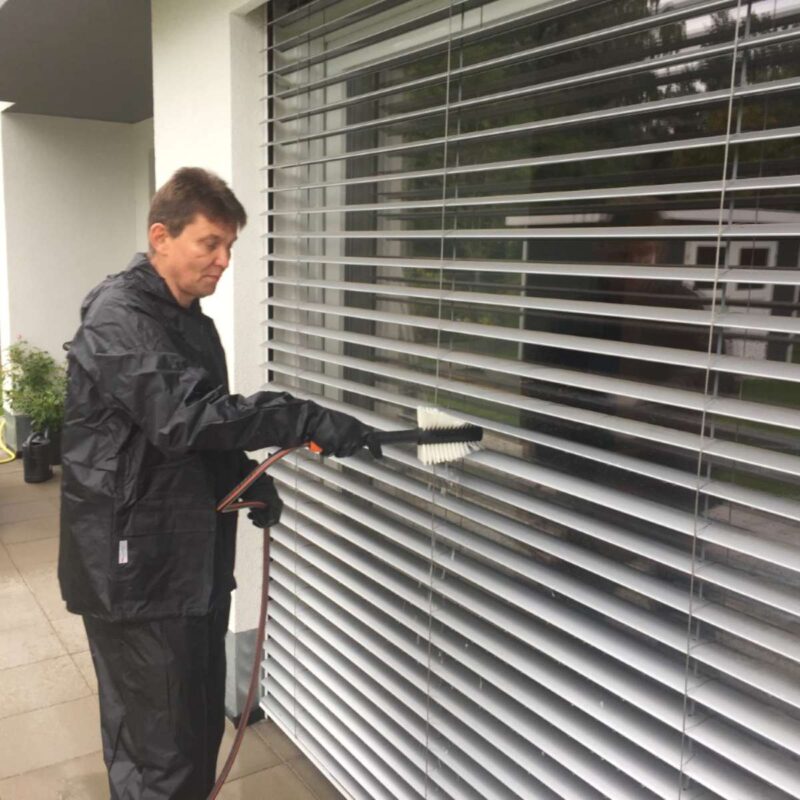 Raffstores reinigen wir mit einer wasserführenden weichen Bürste mit entmineralisiertem Wasser