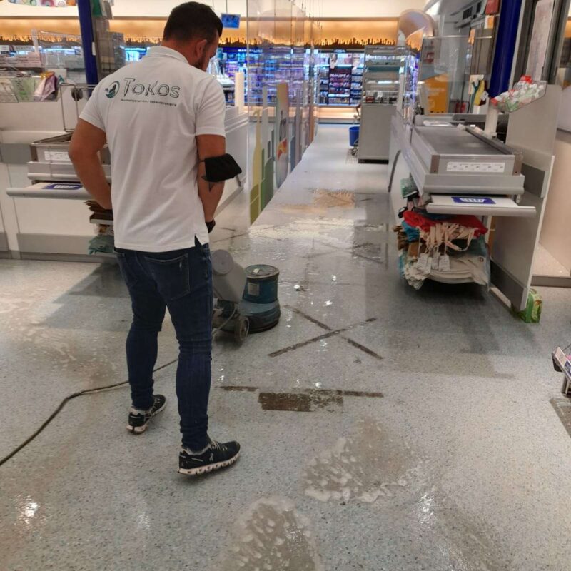 Tägliche Reinigung von Böden im Supermarkt