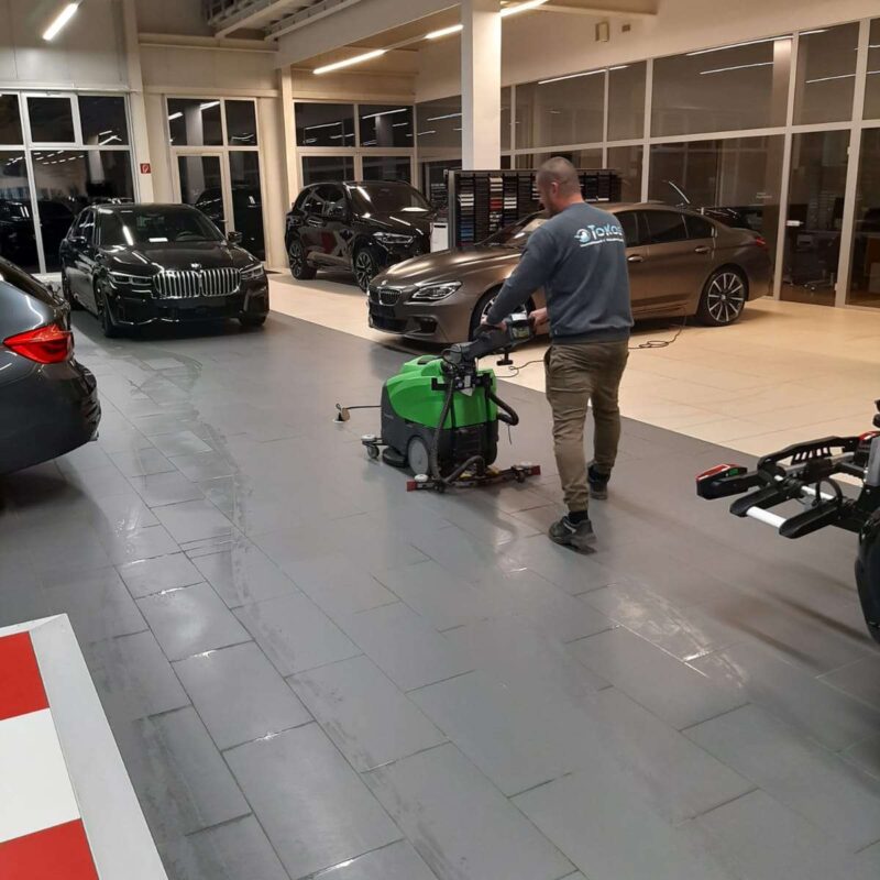 Tägliche Reinigung von Böden und Ausstellungsflächen